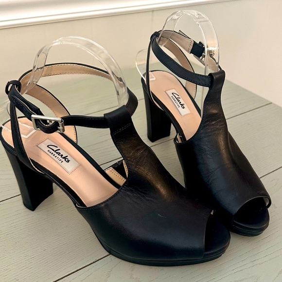Clarks Sz 8 Kendra Charm Leather Sandals Black T-Strap Block Heel Open Toe Women - Picture 1 of 8